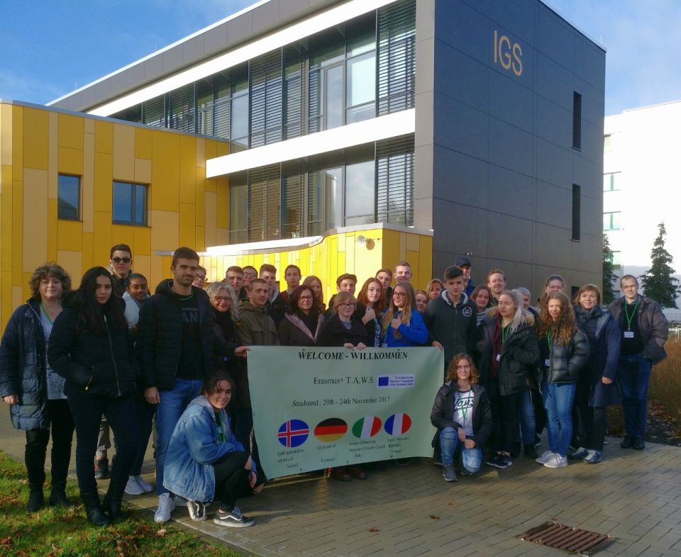le groupe Erasmus devant lycee IGS de Stralsund